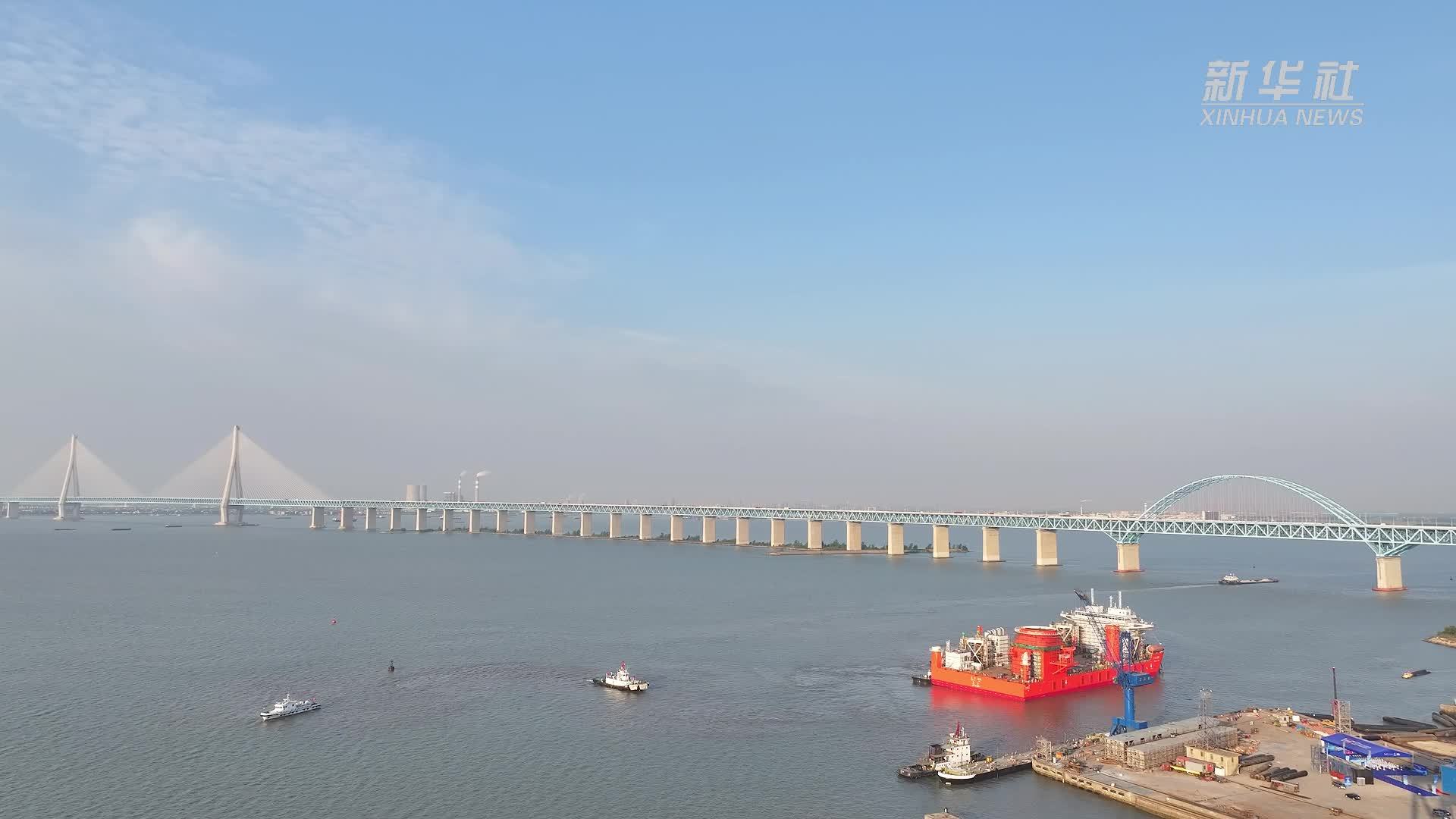 江苏南通：海上风电安装“巨无霸”顺利下水