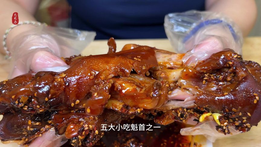 每天炖煮四个小时的老妈蹄花，汤汁粘稠，软糯鲜香，搭配秘制蘸水