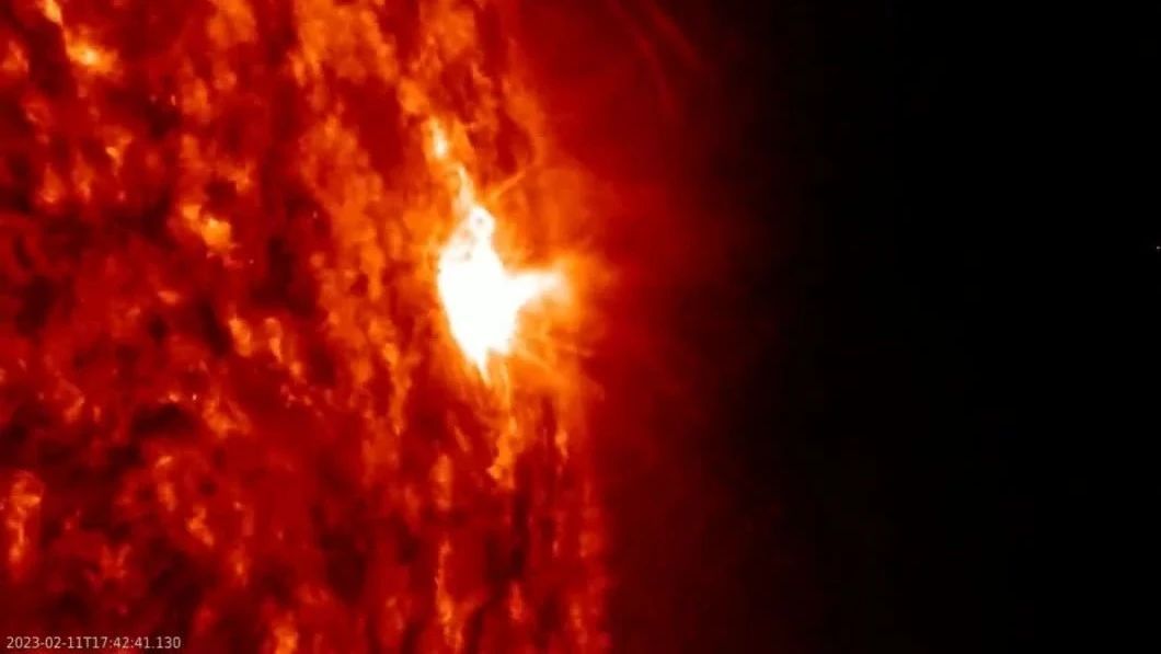 太阳，它爆发了一个X级大耀斑，很是壮观