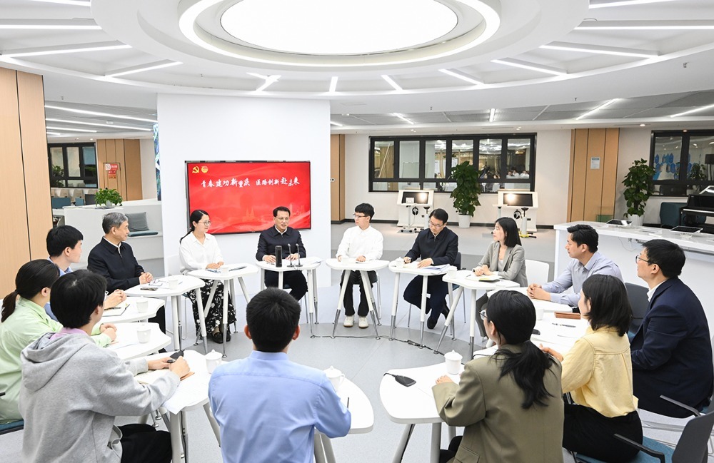 4月29日下午，在重庆医科大学，市委书记袁家军同青年师生代表交流座谈。记者 苏思 摄