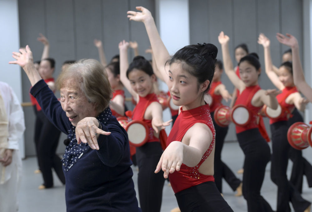 4月25日，高金荣（左一）为学生指点敦煌舞动作要领。