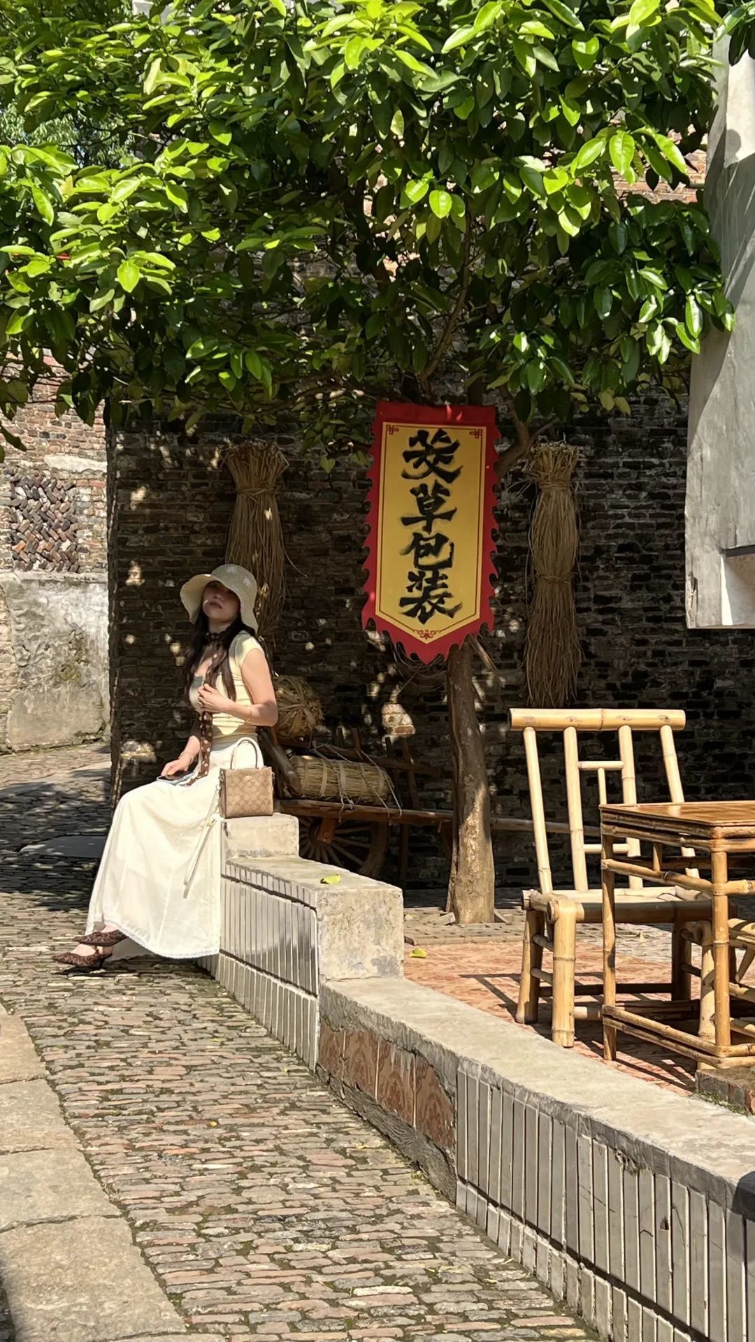 树荫下遮阳的游客(邵文艳 摄)