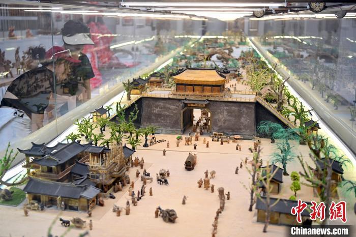 图为白牦牛角打造的立体版《清明上河图》　中新社记者　九美旦增　摄