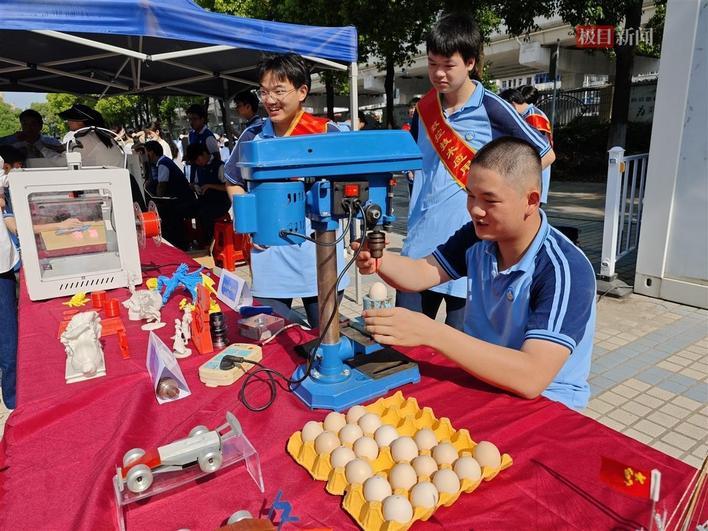 东西湖职校连续举办26届技能节，数控专业学生表演“绝活”