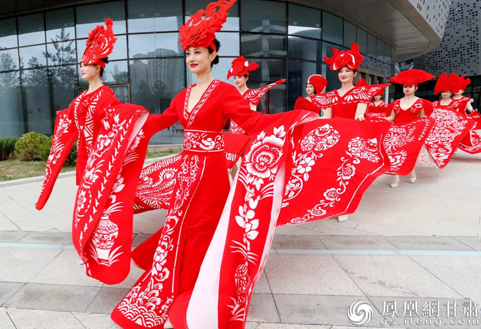 “剪云裳”将古老剪纸艺术与现代时尚巧妙融合 中共庆阳市委宣传部供图