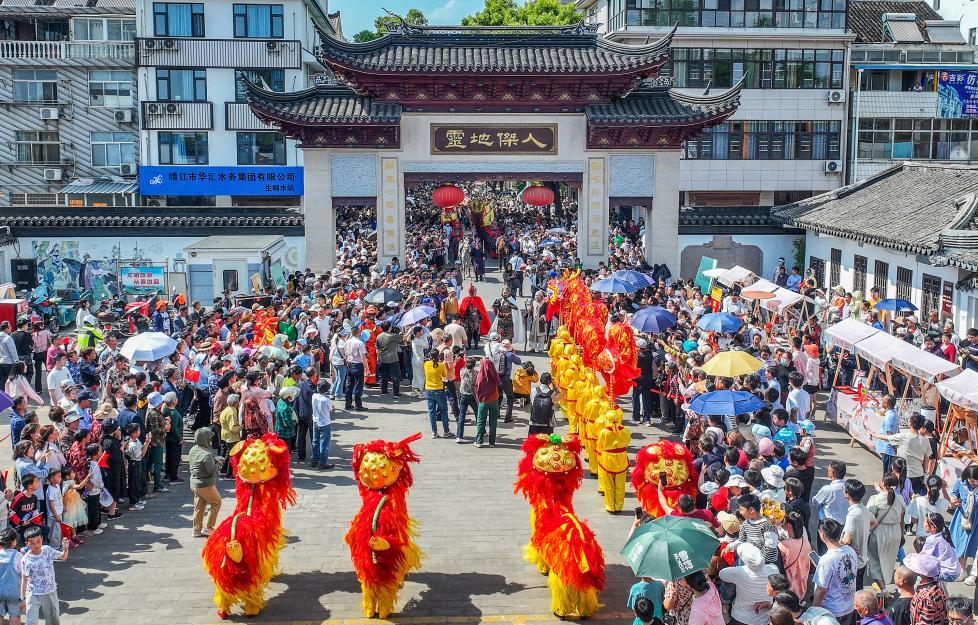 活动现场人潮涌动。
