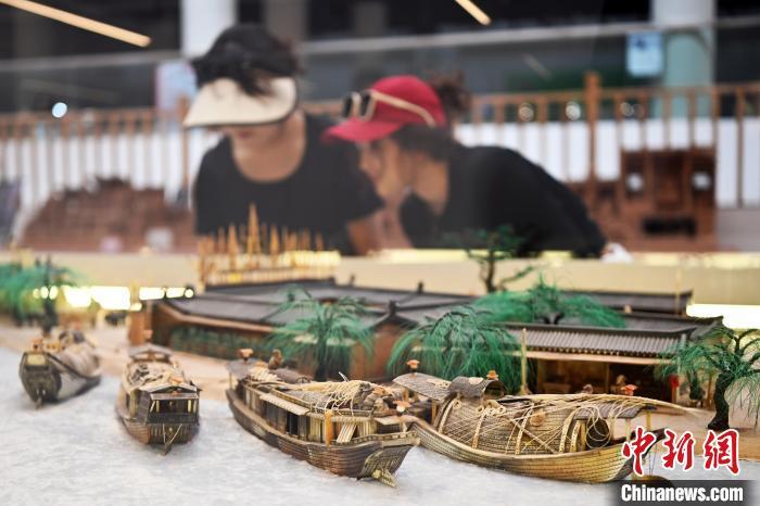 图为观众参观白牦牛角打造的立体版《清明上河图》　中新社记者　九美旦增　摄