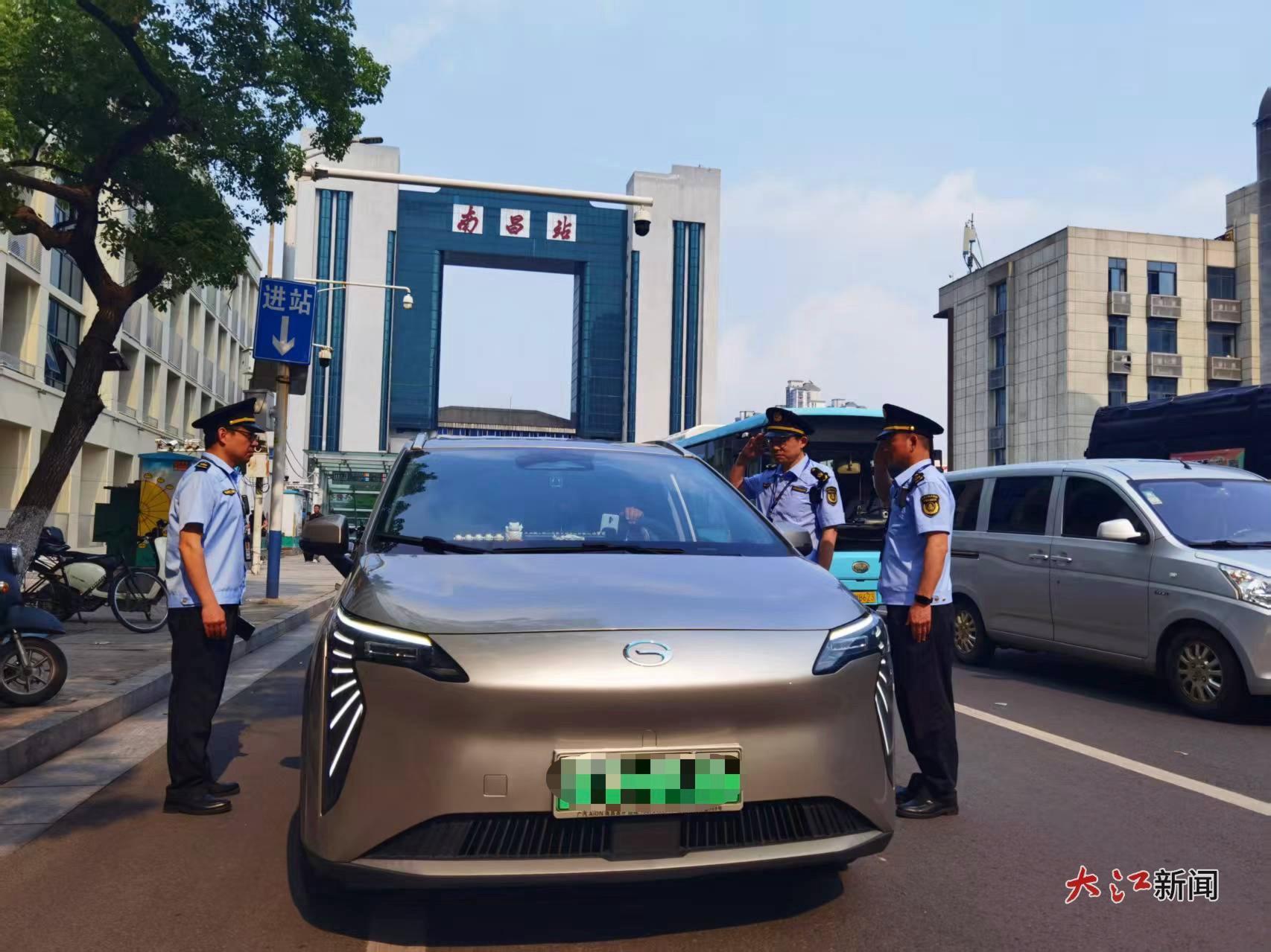 西湖大队执法人员在南昌火车站西广场开展日常执法检查