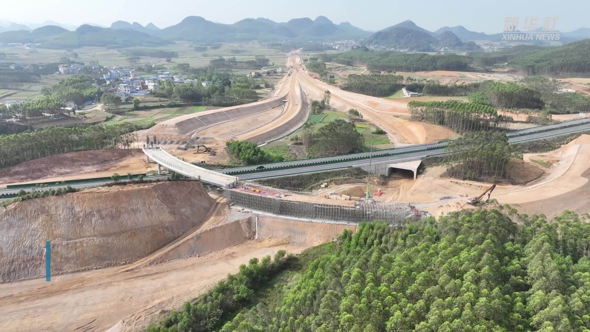 广西柳覃高速建设取得新进展