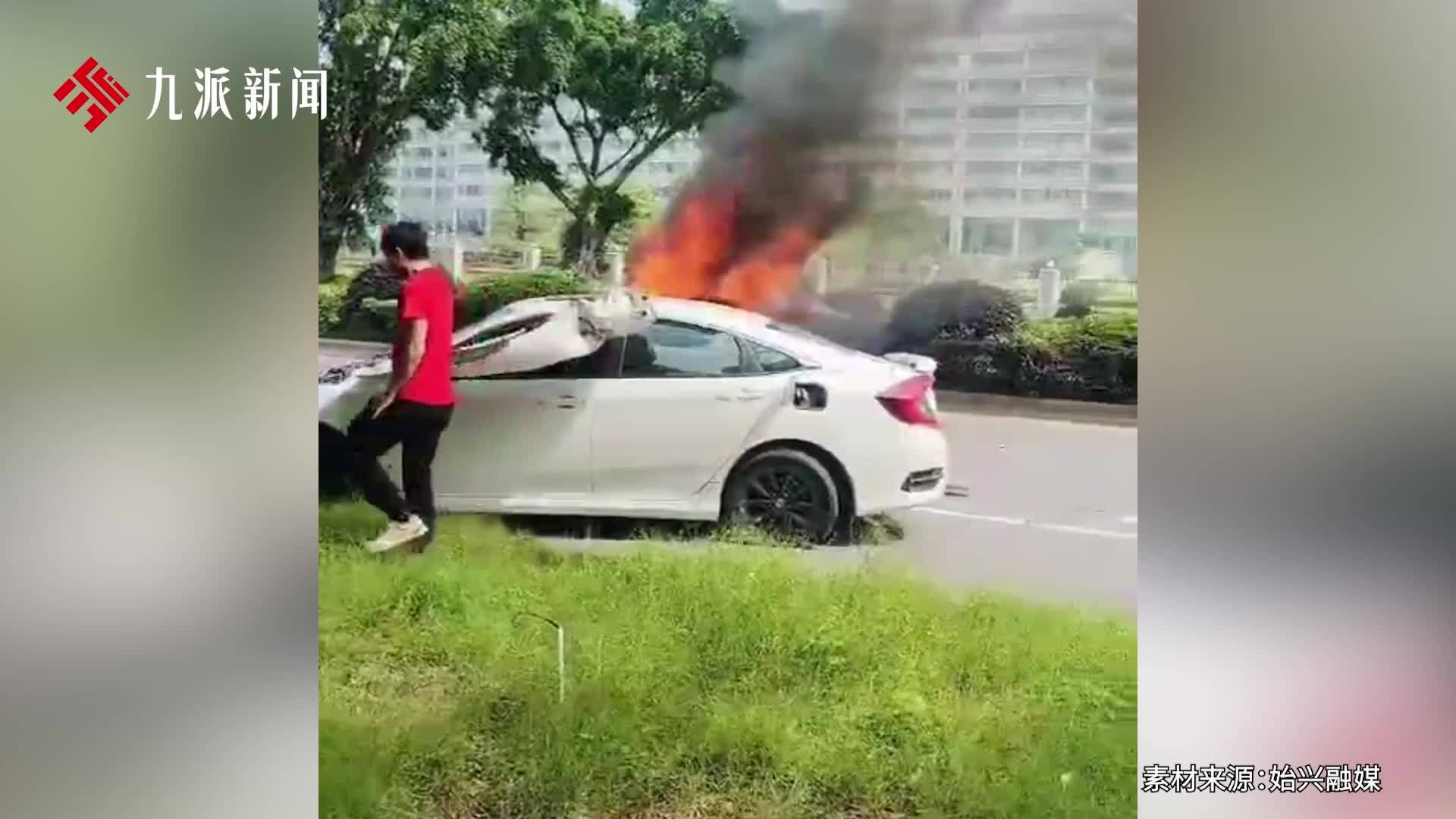 两车相撞起火，镇干部徒手破车救人：心率飙升到150，还好救了出来自己也没受伤