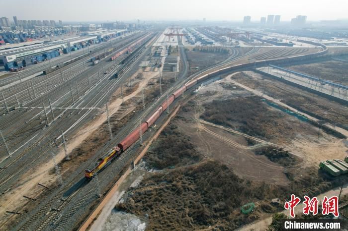 2025年1月，满载着300台新能源小汽车的出口专列从西安国际港站驶出。　刘一江 摄