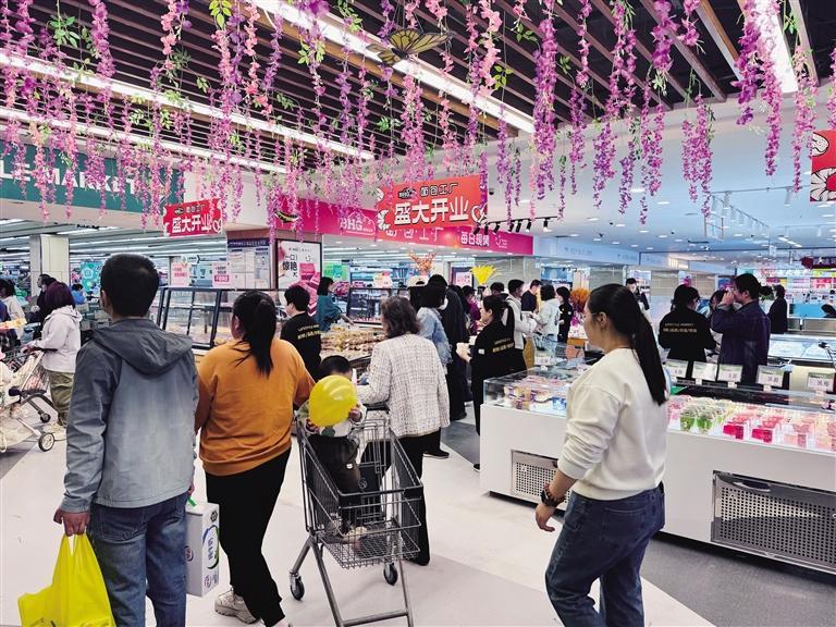 王府井百货兰州店内人头攒动