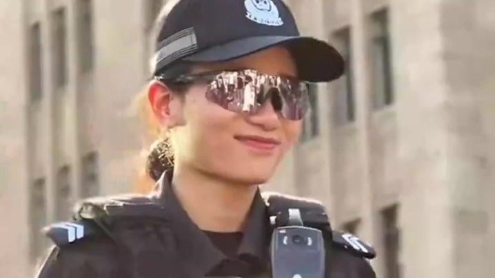 外滩女特警又美又飒，五一期间成外国游客打卡点，排队与其合影