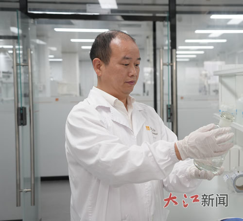 黄贵平在实验前仔细核对所有试剂信息。通讯员 张珍摄