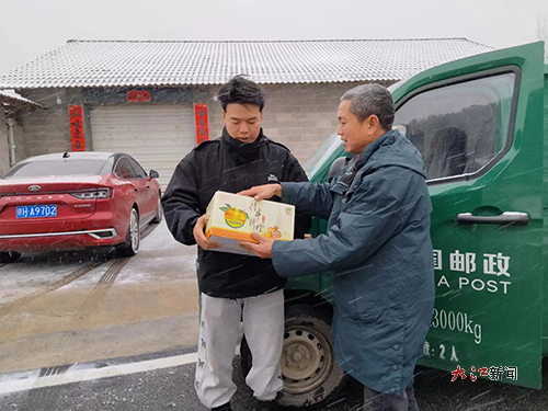 快递进村让亲情温暖相拥(市邮管局 供图)