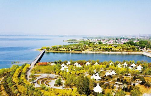 4月17日拍摄的省级湿地公园、河北省第一批美丽河湖案例——磁县溢泉湖风景区。通过生态治理，这里已成为当地休闲佳地。闫洪图摄
