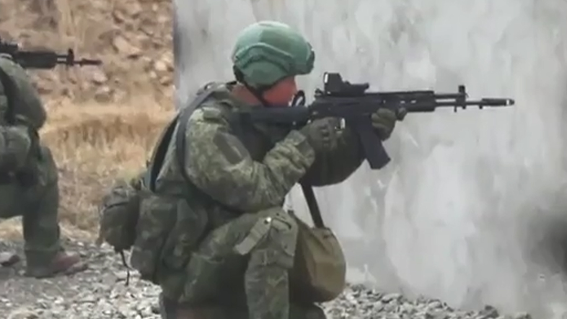 俄发布朝鲜军人作战视频：朝士兵使用俄制武器，朝俄士兵拥抱庆祝