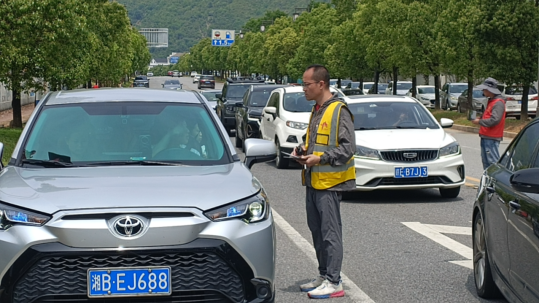 正午，志愿者仍然坚守一线