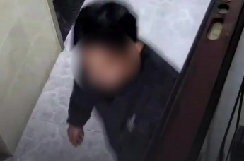 六安一男子裸露下体偷钻进女生床底，当事人：逃走时把家人抓伤