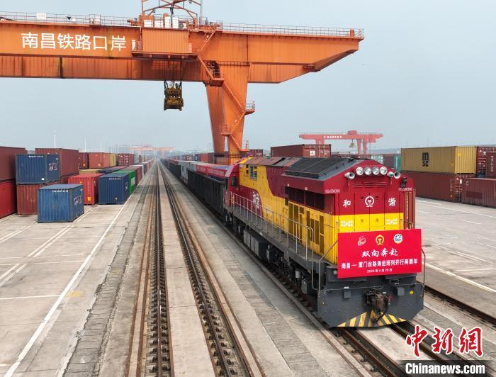 图为江西南昌国际陆港,一列满载江西本土制造的汽车配件、胶带、食盐等产品的班列启程奔赴厦门港。胡国林 摄