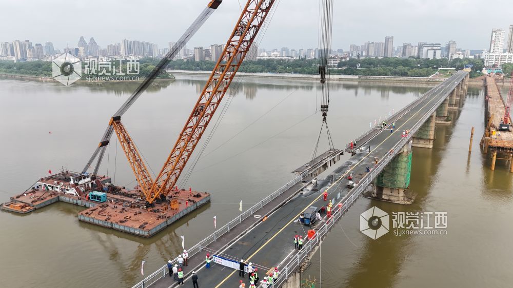 4月28日，江西省吉安市井冈山大桥正在进行首榀T梁拆除施工。