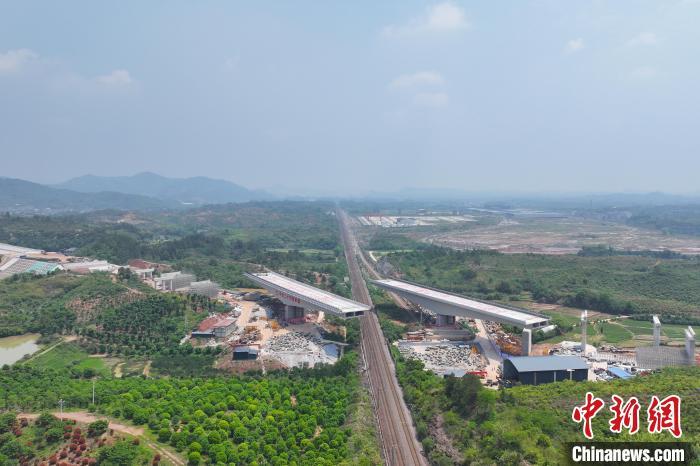 4月29日，沪昆高速梨东改扩建项目上跨沪昆铁路(上饶境内)立交桥成功完成转体，刷新了江西高速公路转体桥跨径与转体重量的“双料纪录”。徐鹏驰 摄