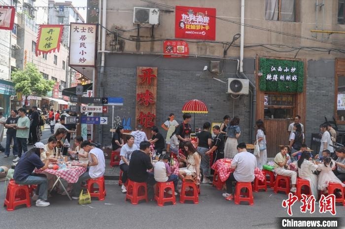 5月2日，江西南昌東湖區，游客在大士院老街的一家南昌菜飯店外擺區域吃飯。中新社記者 劉力鑫 攝
