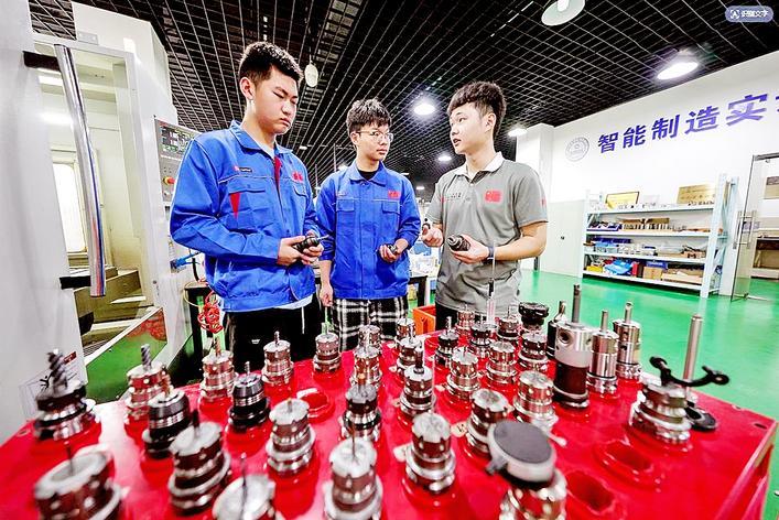 武汉市第二轻工业学校学生在数控实训室训练