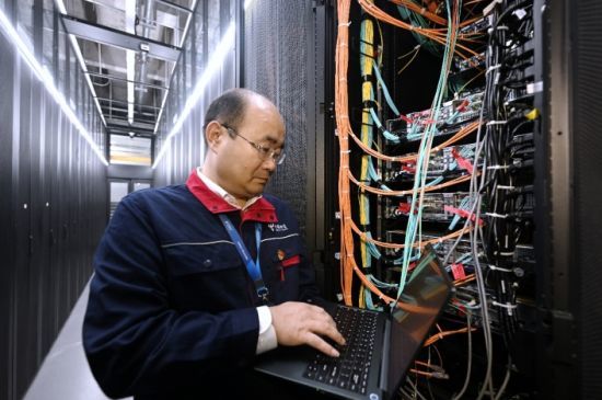 　　圖為4月24日，正在工作的武志剛。　湯扉 攝
