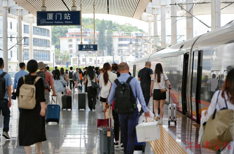 “五一”假期南鐵加開列車460列 推出七款旅游計次票
