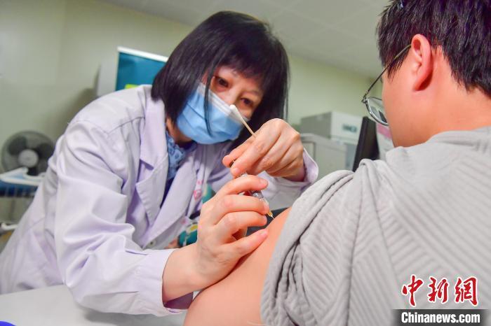 图为4月27日，江西南昌，市民在江西省妇幼保健院(九龙湖院区)接种江西首批男性进口九价HPV疫苗。江西省妇幼保健院供图