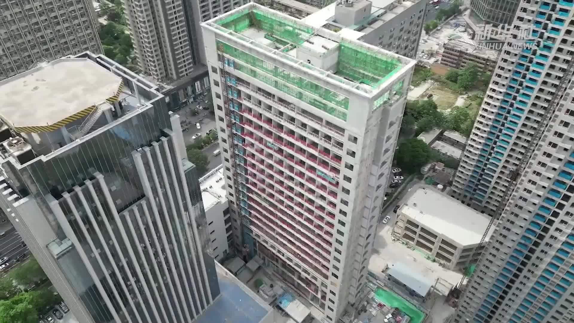 陕西西安：劳动者坚守岗位过“五一”