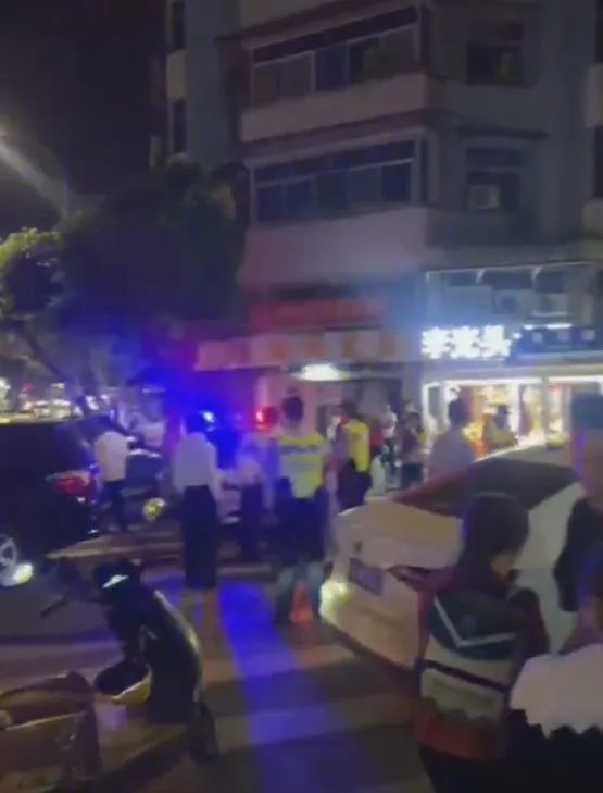 （视频内容系民 警 4月28日晚开展街面巡防检查）