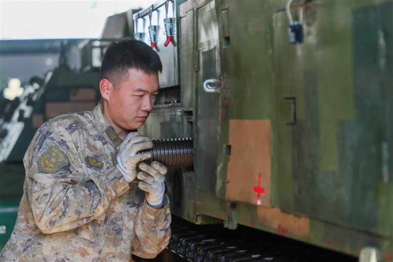 雷鹏宇正在检修车辆。 通讯员 万智奇摄