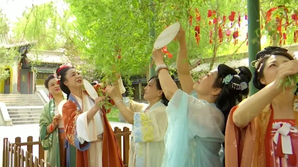 穿汉服漫步西汉酒泉胜迹　体验感拉满