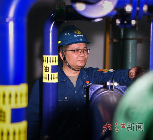 刘亮在贵溪冶炼厂硫酸车间检查设备。采访对象供图