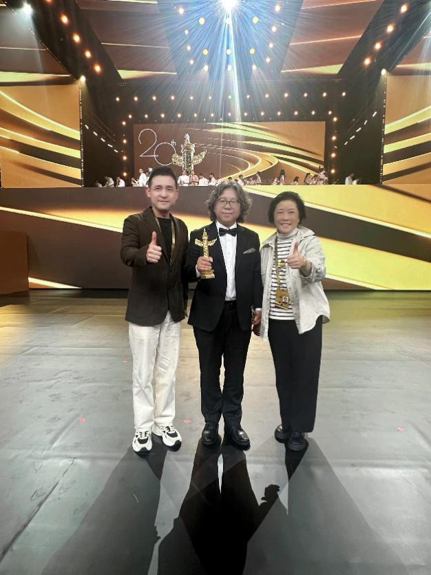 江苏省电影集团总经理胡玺鼎、导演宁敬武与总制片人沈爱华（从左到右）在颁奖现场