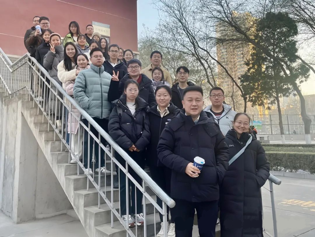 图为陈朋导学团队成员合影