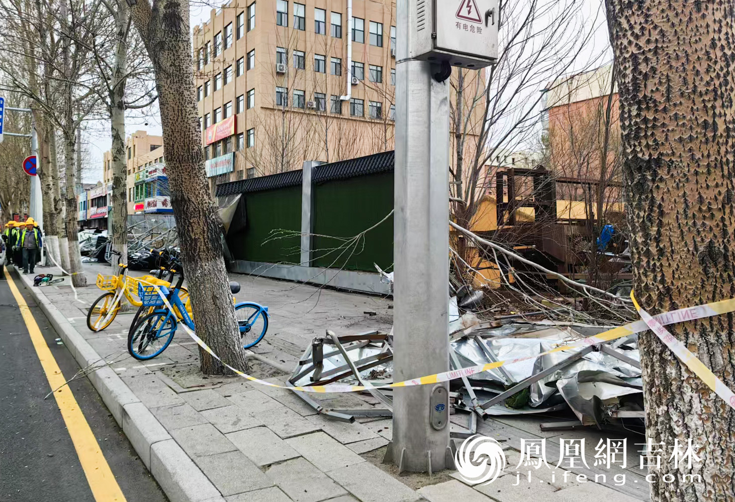 南关区“围墙透绿”改造现场。