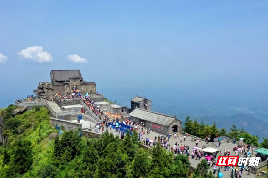 5月2日,南岳衡山中心景区入园预约已满,下午两点起线上便停止发售中心景区上行环保车票。