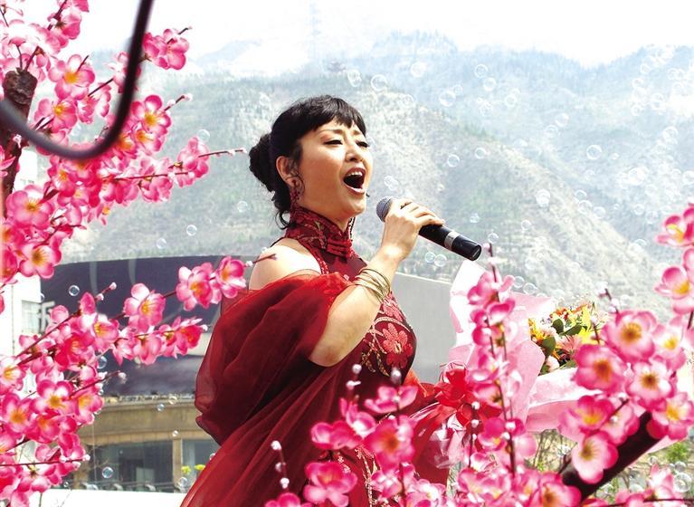 2008年，殷秀梅在第25届桃花会上演唱。