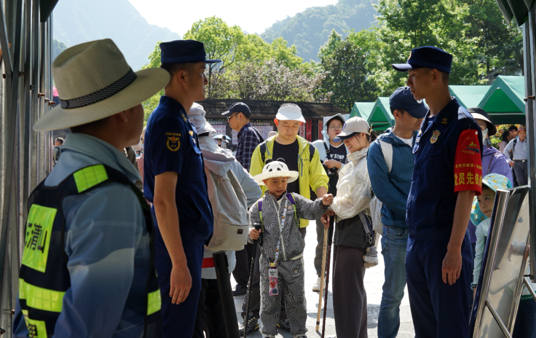 有序排队等候入园的游客们