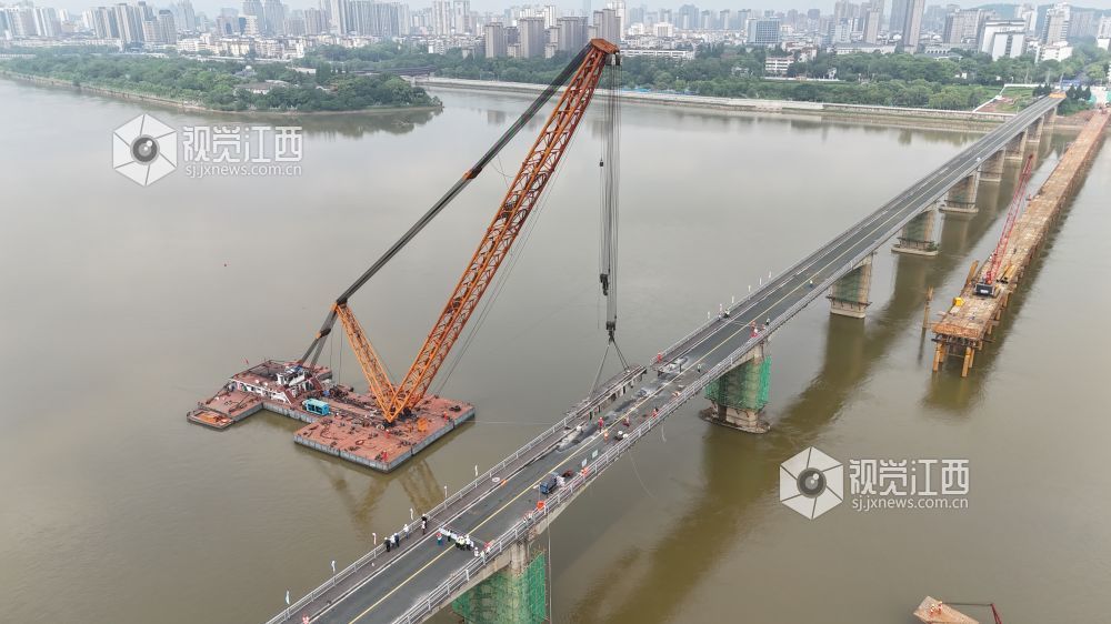 4月28日，江西省吉安市井冈山大桥正在进行首榀T梁拆除施工。