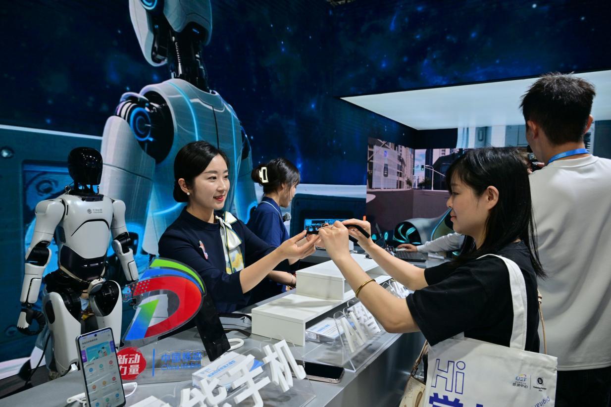 现场观众热情体验中国移动AI智能眼镜