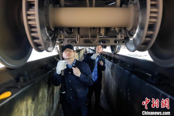 备战“五一”假期运输 南铁“客车医生”检修客运列车忙