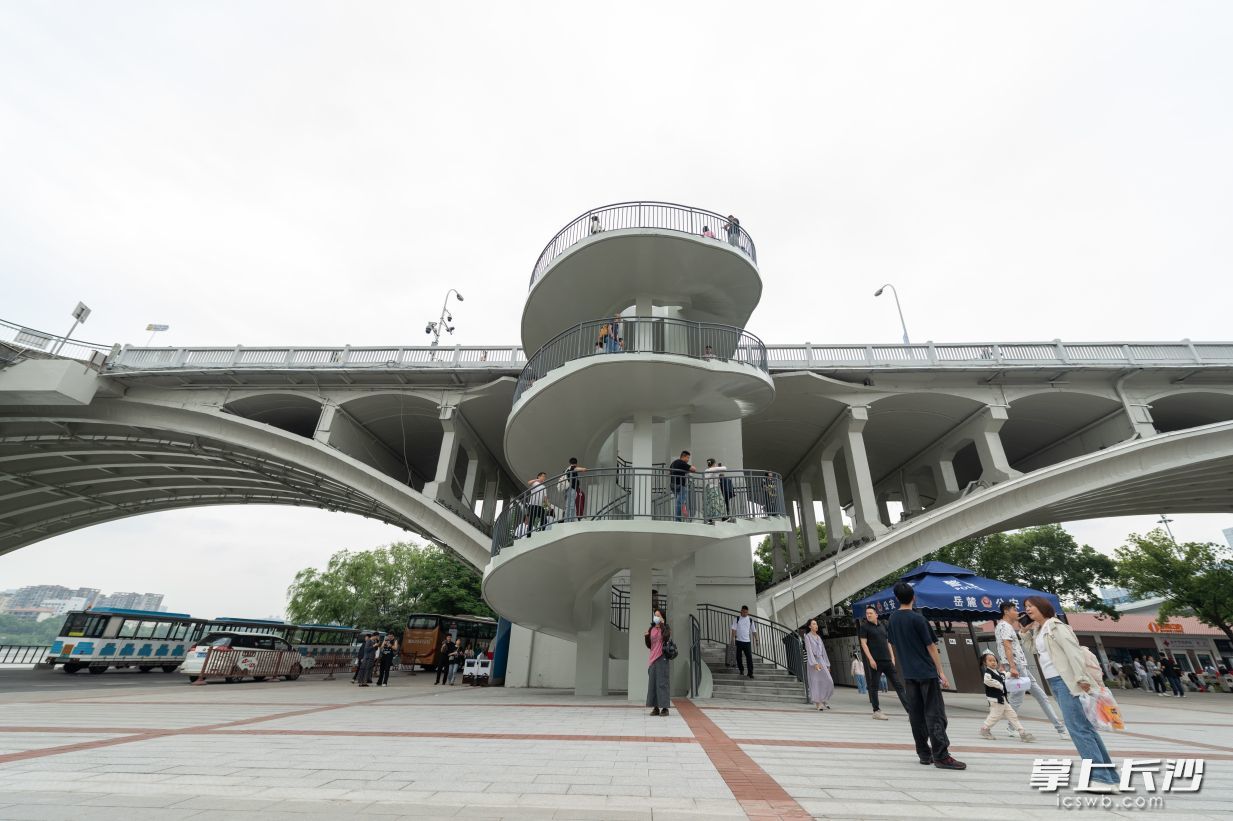橘子洲大桥正式完成 “梳妆打扮”，以全新的面貌迎接市民和游客。
