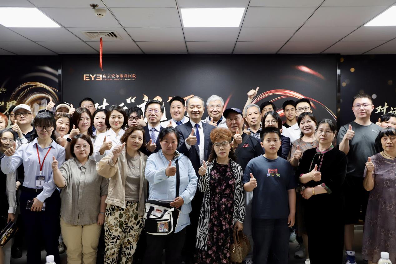 图：活动现场合影