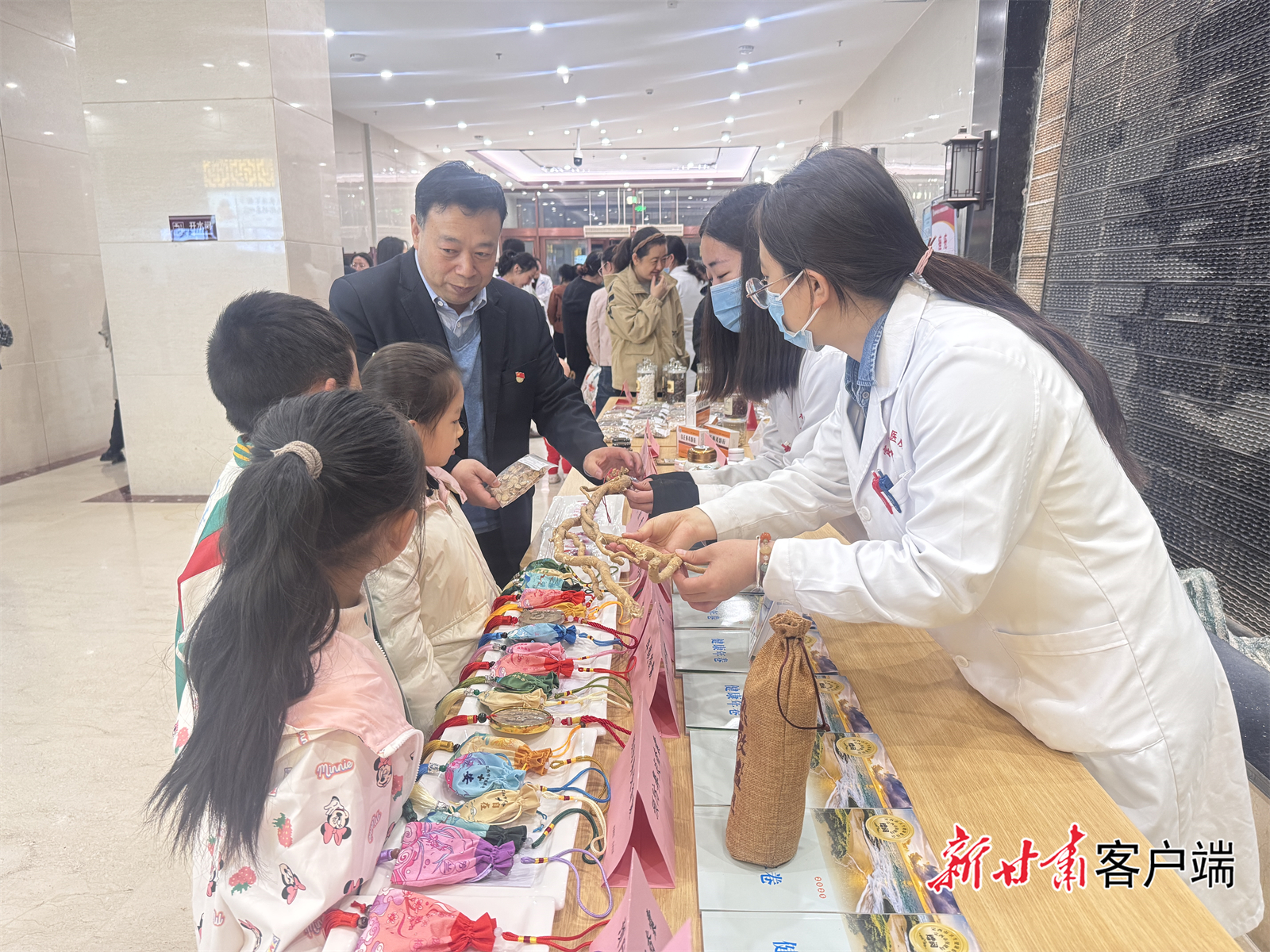 长春中医药大学附属医院定西医院的中医健康夜市，孩子们兴趣满满。受访单位供图