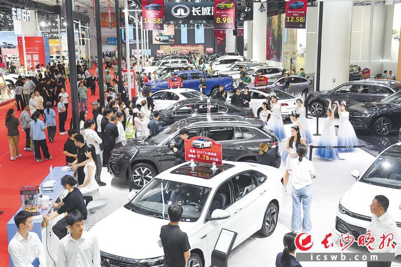4月30日，2025湖南汽车展览会暨长沙市汽车促消费活动拉开帷幕，现场人气火爆。均为长沙晚报全媒体记者 王志伟 余劭劼 摄影报道