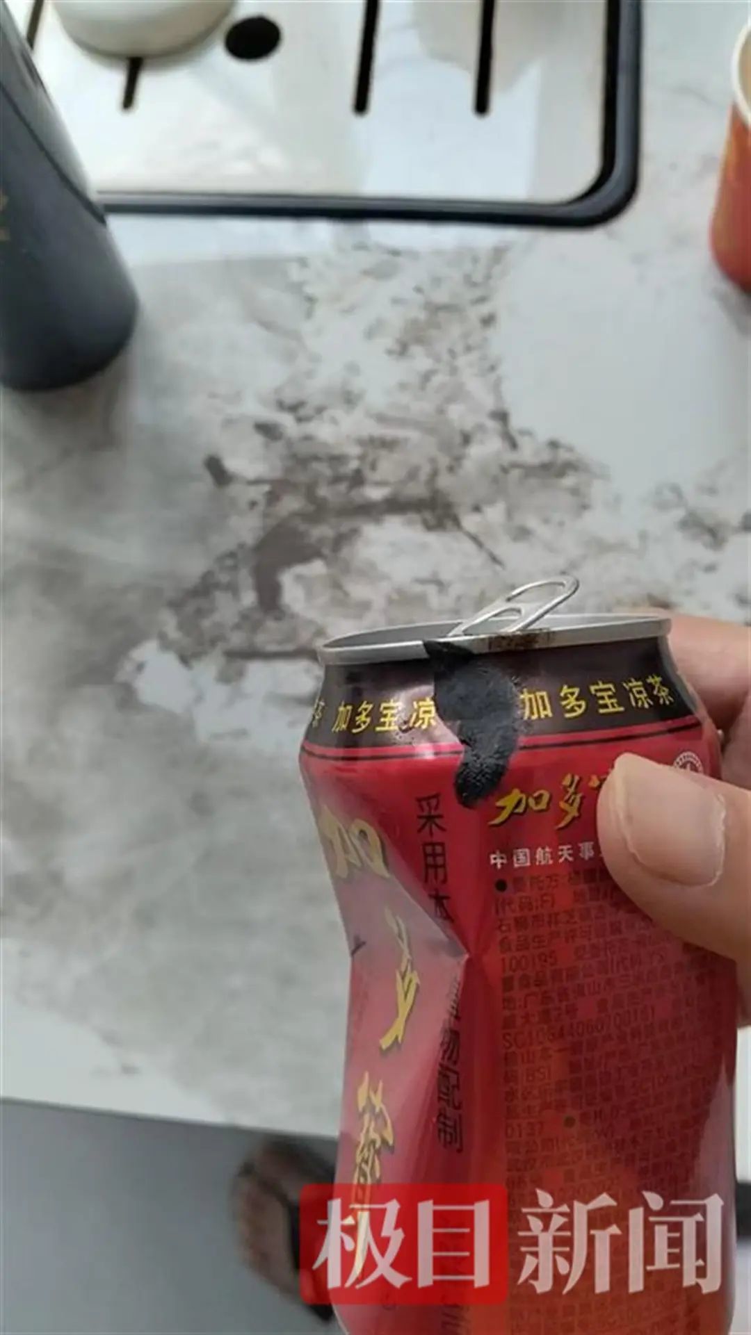 风干后的黑褐色黏稠物（图片由当事人提供）